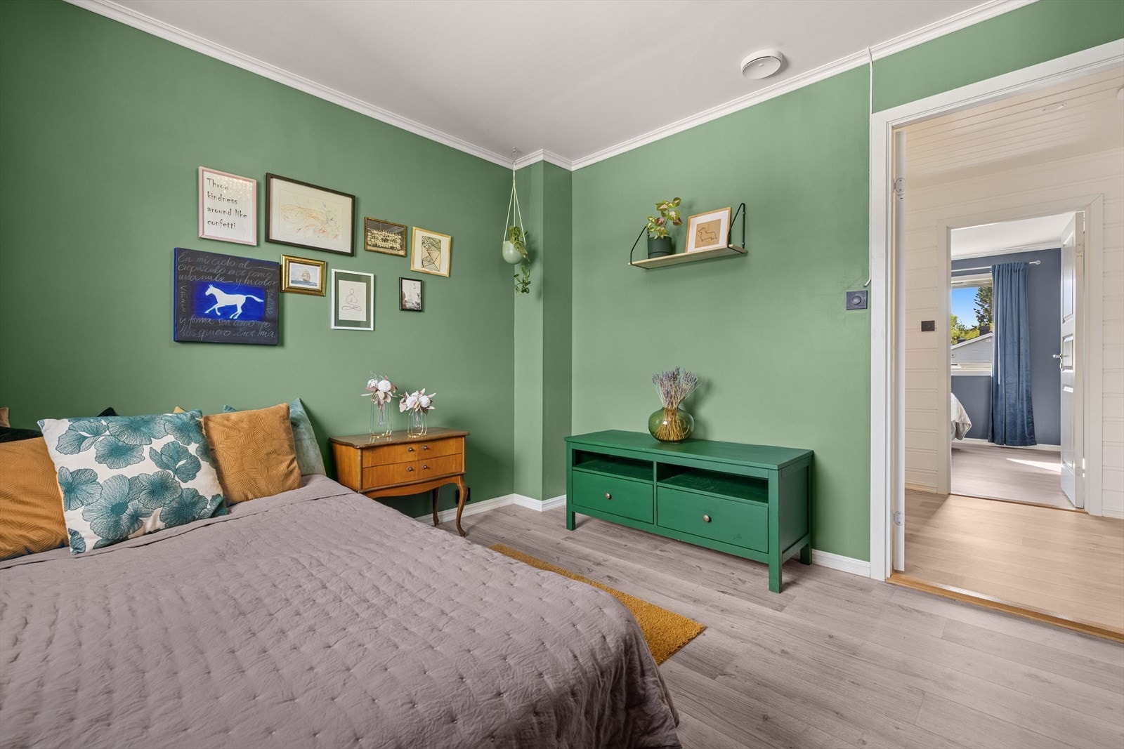 Det er god plass til seng med tilhørende nattbord og ønskede garderobeløsninger. Galleribilde