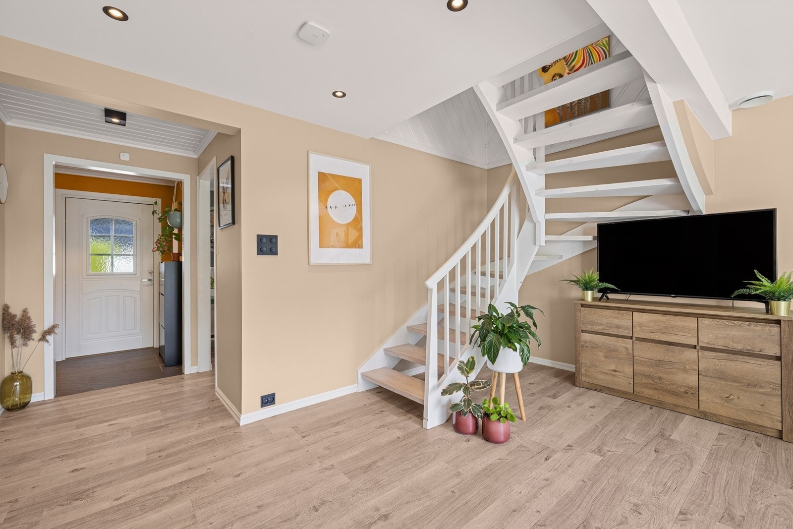 Fra stuen er det en naturlig flyt mot entréen og trappen til andre etasje. Galleribilde