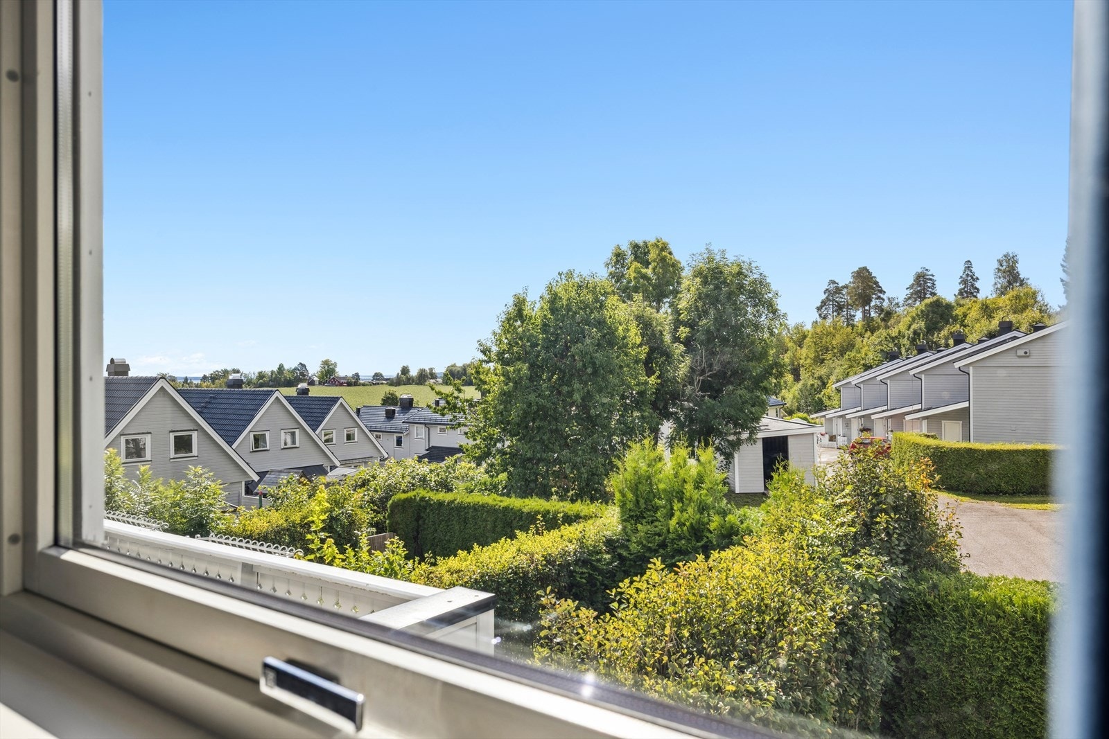 Fra vinduene i andre etasje har man utsikt over det etablerte nabolaget. Galleribilde