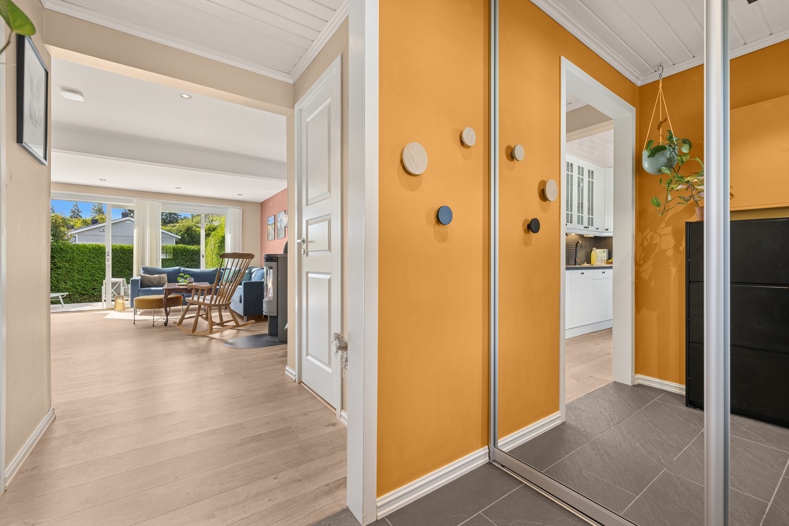 Fra entréen åpner boligen seg opp mot stuen, som har en åpen løsning. Galleribilde