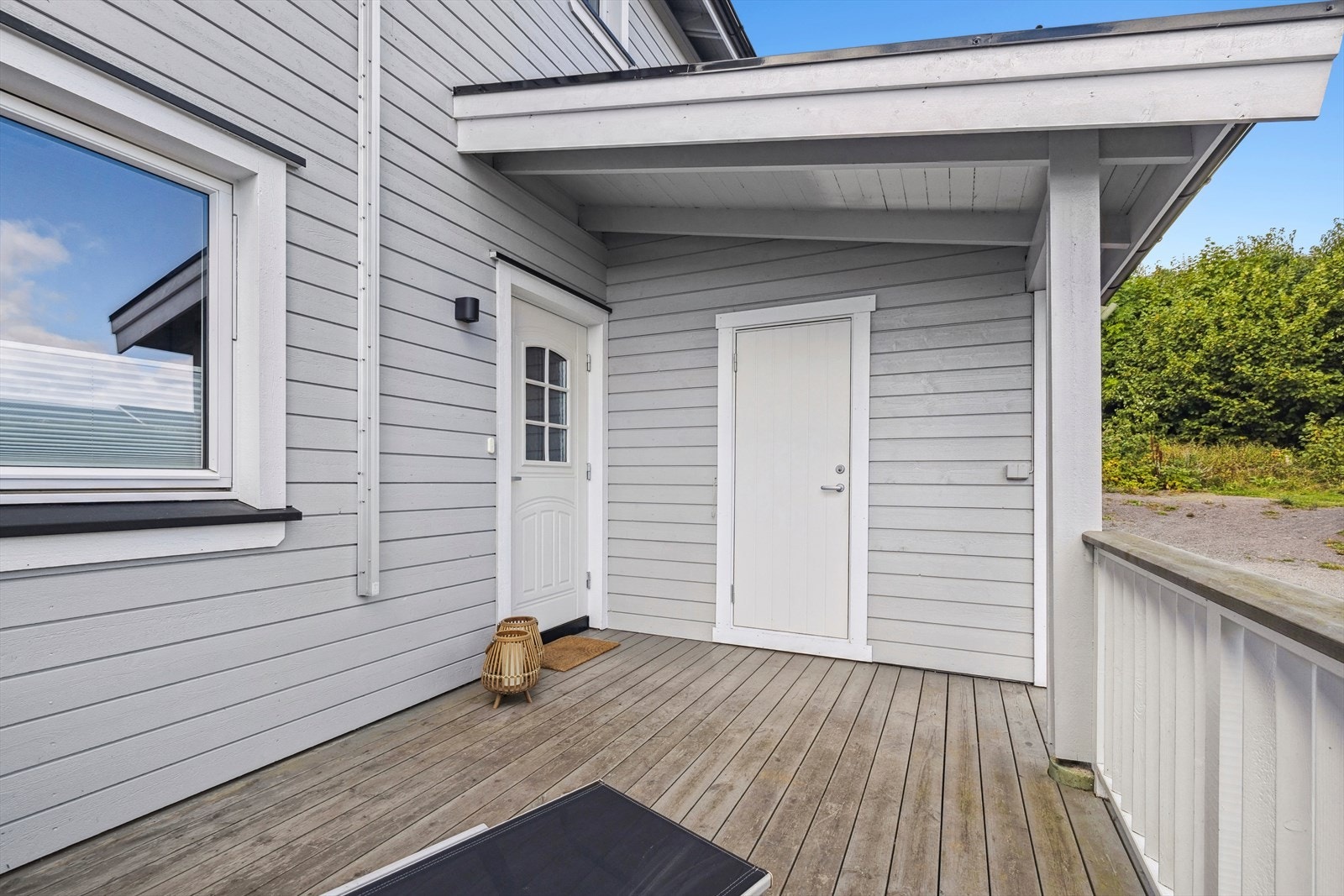 Ved inngangspartiet er det en veranda på ca. 11 m² og en praktisk utebod. Galleribilde