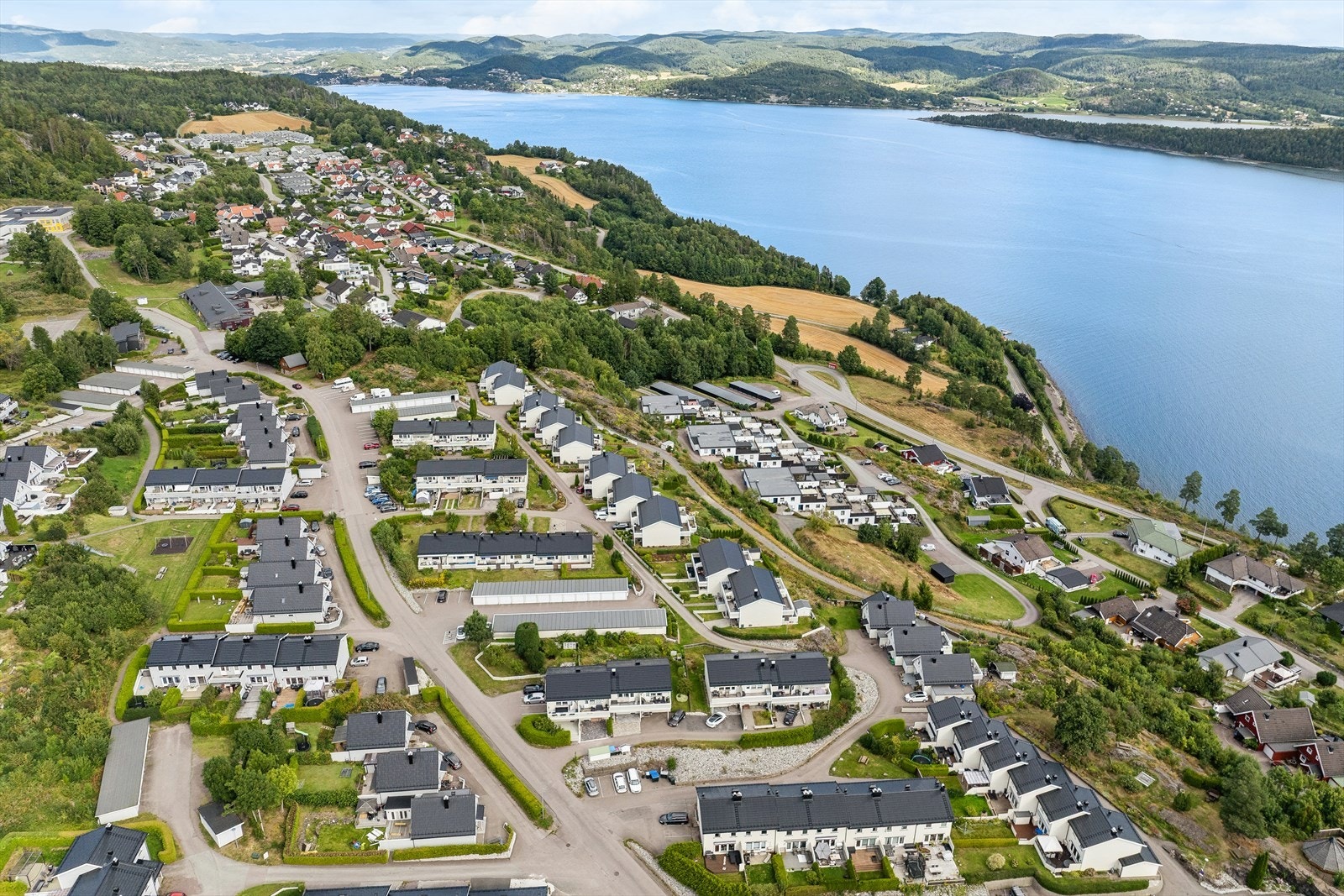 Gode transportmuligheter med Holmestrand stasjon kun 6 minutter unna med bil. Galleribilde