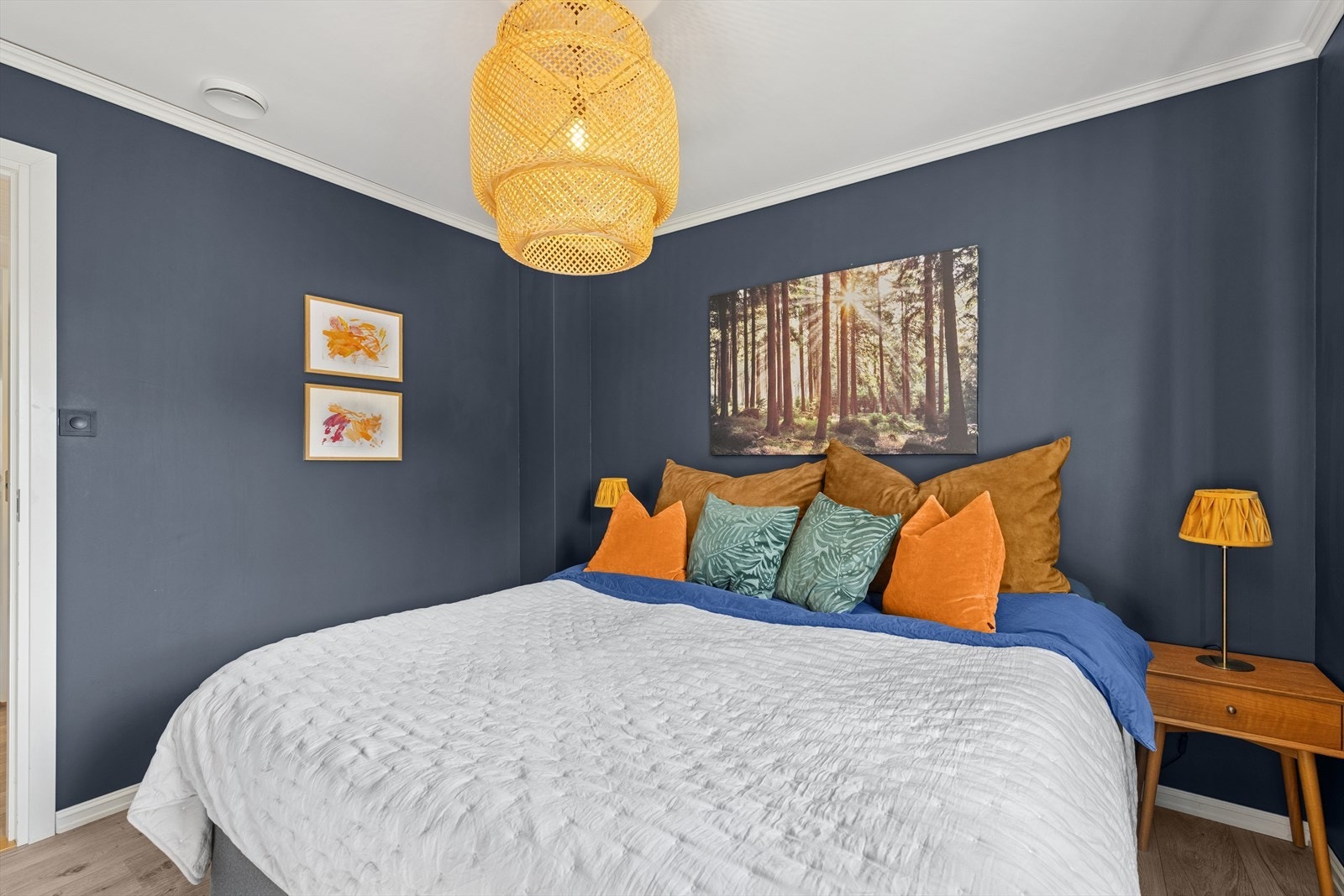 Soverommene i andre etasje har laminat på gulv og overflater oppusset i 2015. Galleribilde