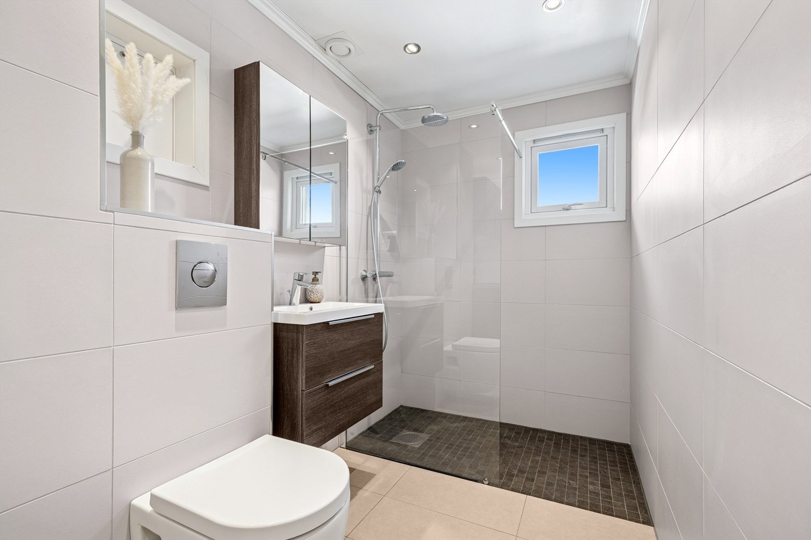 Stort og moderne bad/vaskerom, renovert i 2015 med fliser på gulv og vegger. Galleribilde