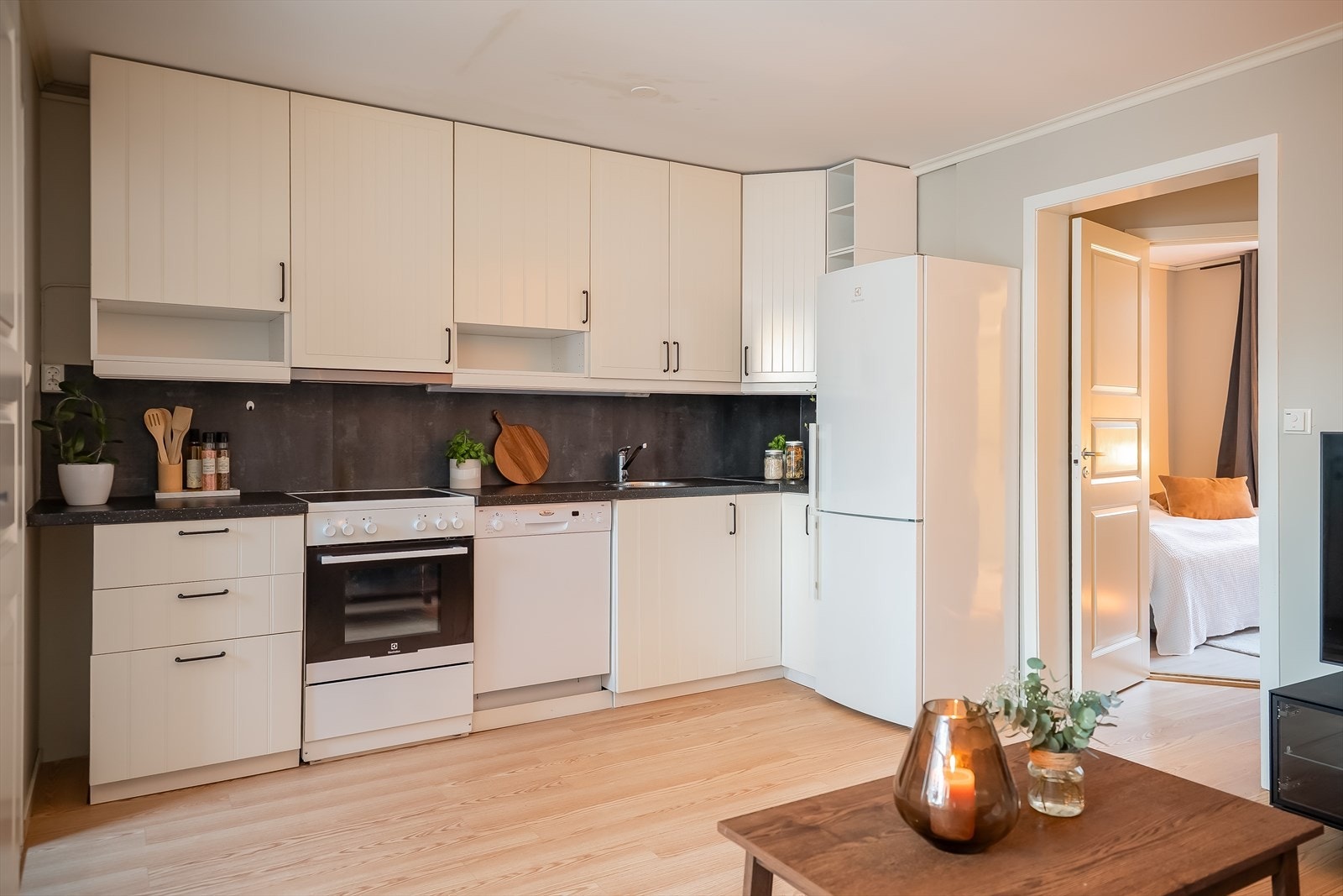 Hjørnekjøkkenet byr på mye skap- og benkeplass for god plass oppbevaring. Galleribilde