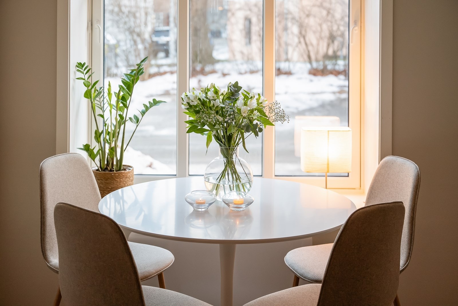 I stuen er det også god plass til en koselig spisegruppe. Galleribilde