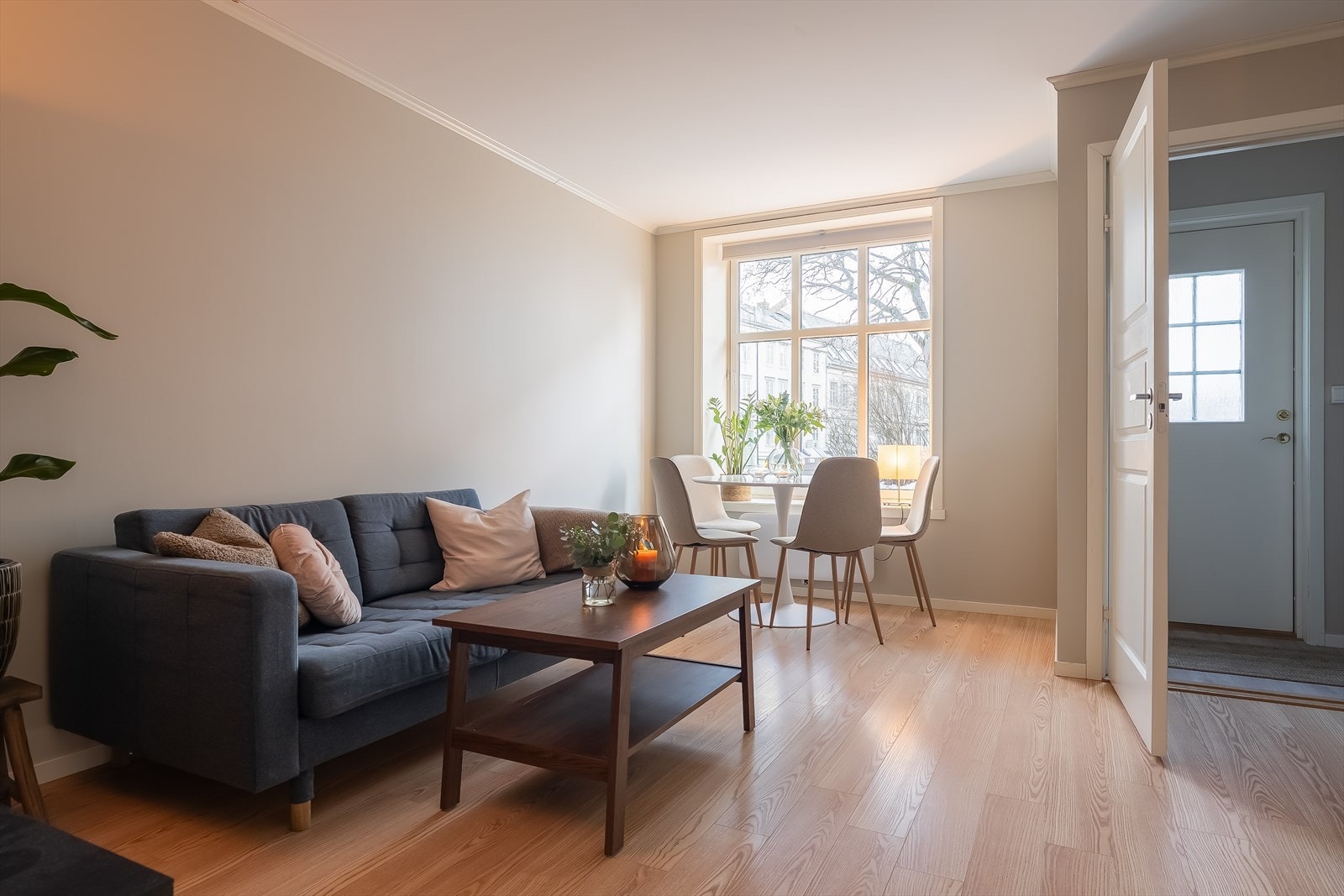 Stuen er på hele 17,5 m² og har god plass til både spise- og sittegruppe, med praktisk innhukk. Galleribilde