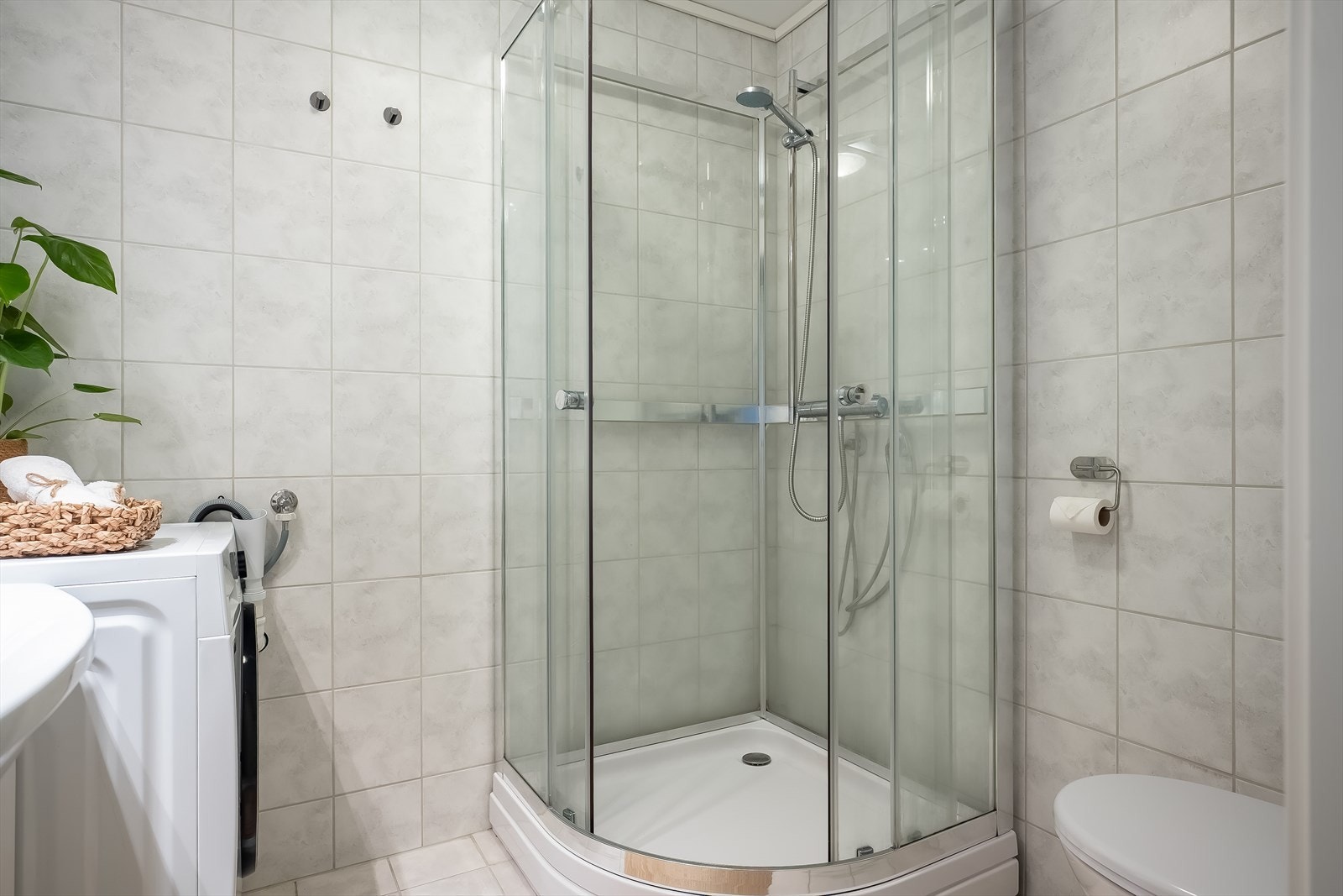 Badet er fra 2005 og har stått ubrukt fram til 2020 - i likhet med resten av leiligheten. Galleribilde