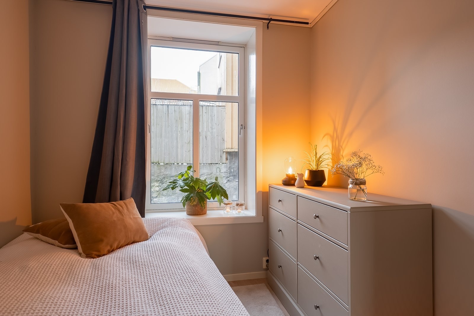 Soverommet har plass til både seng og garderobeløsning, og fremstår godt unyttet. Galleribilde