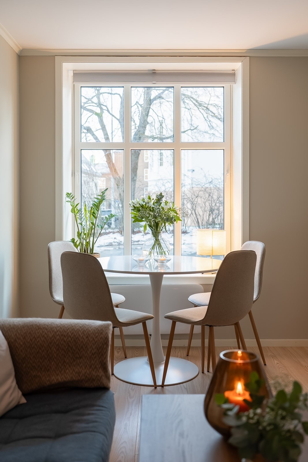 Boligen er i 2024 nymalt i tidsriktige farger på stue og soverom. Galleribilde