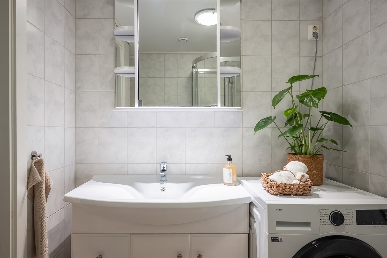 Badet er utstyrt med dusjkabinett, ferdig opplegg for vaskemaskin og behagelig gulvvarme Galleribilde