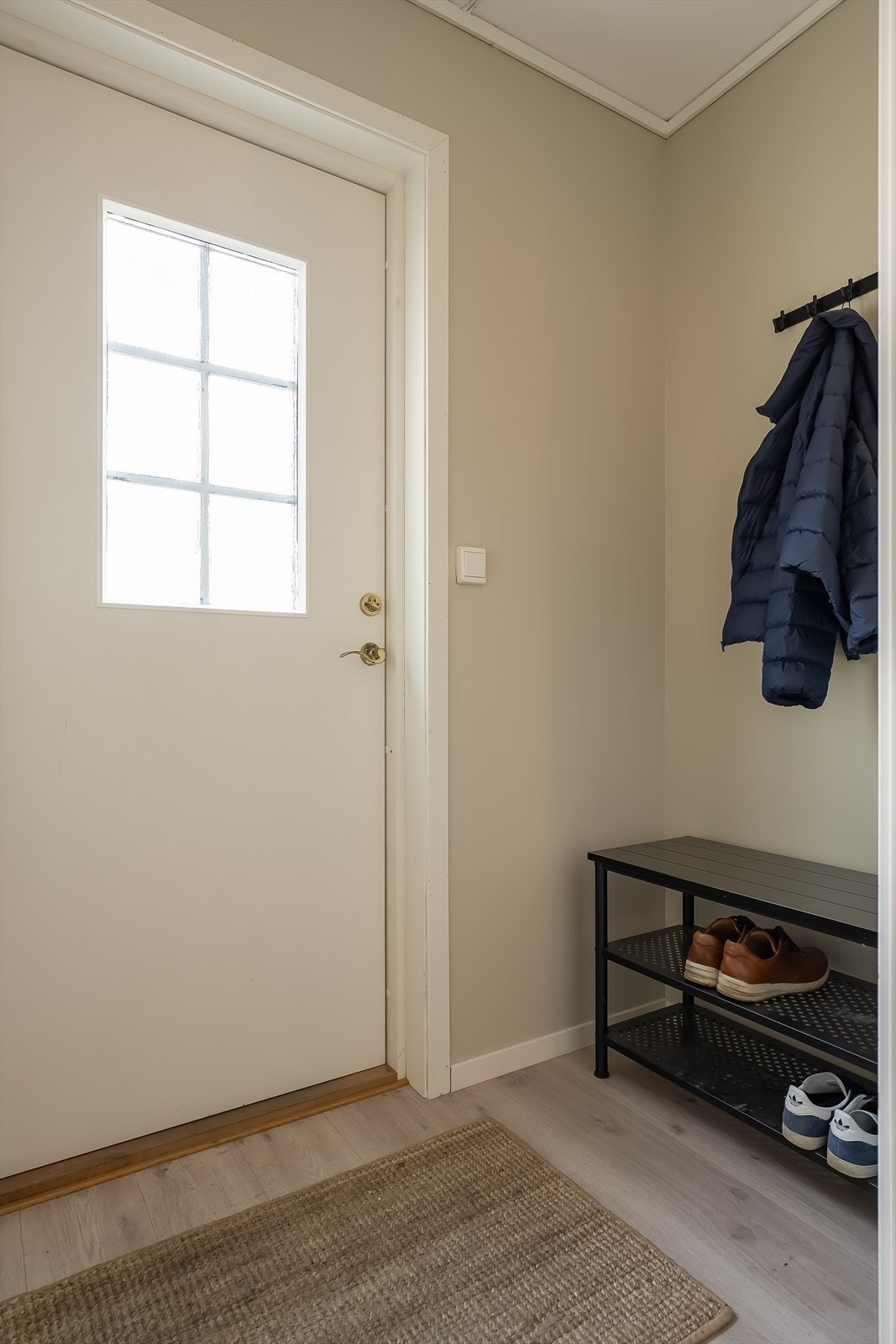 I entrè er det god plass til oppheng av ytterklær og oppbevaring av sko. Galleribilde