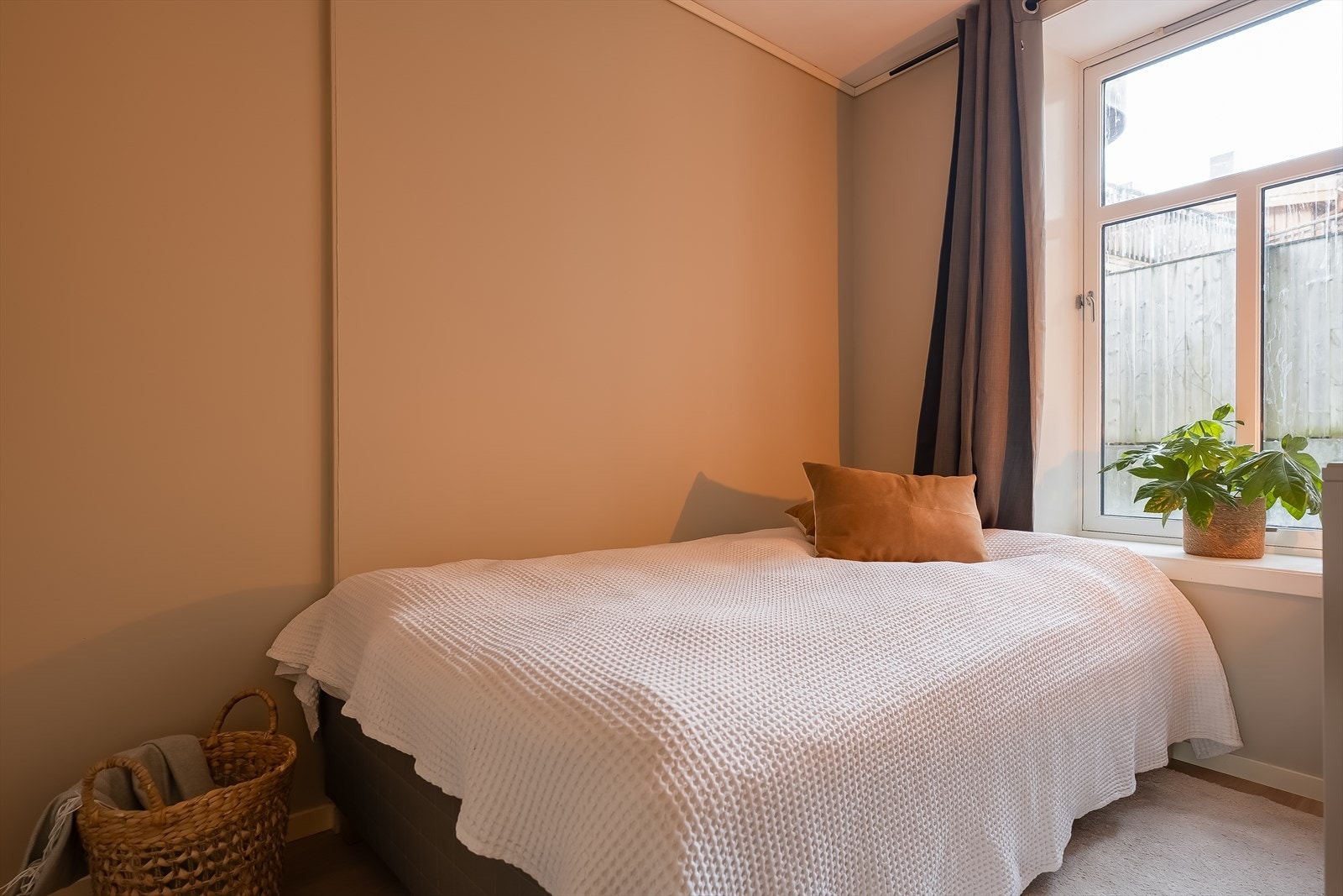 Her får du et flott soverom på 6,1 m² og er vendt mot en rolig bakgård som kun er for beboerne i sameiet. Galleribilde