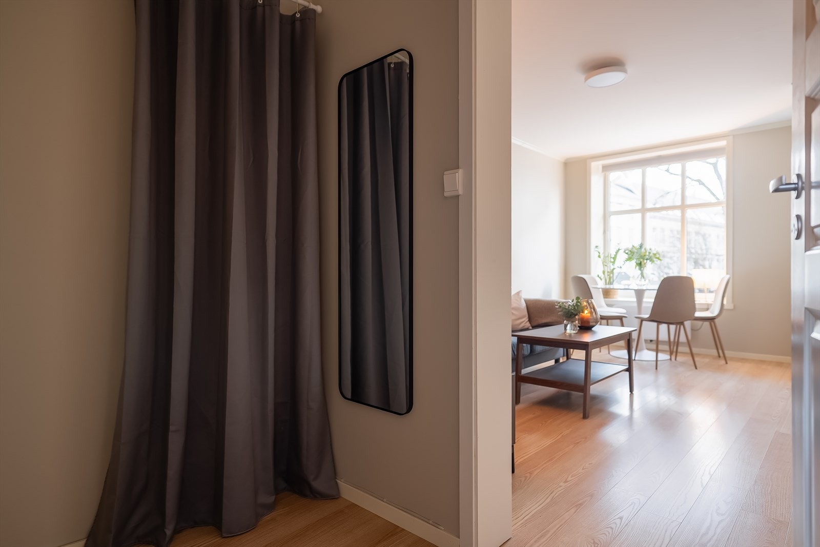 I gangen er det et lite innhukk med plass til ekstra oppbevaring. Galleribilde