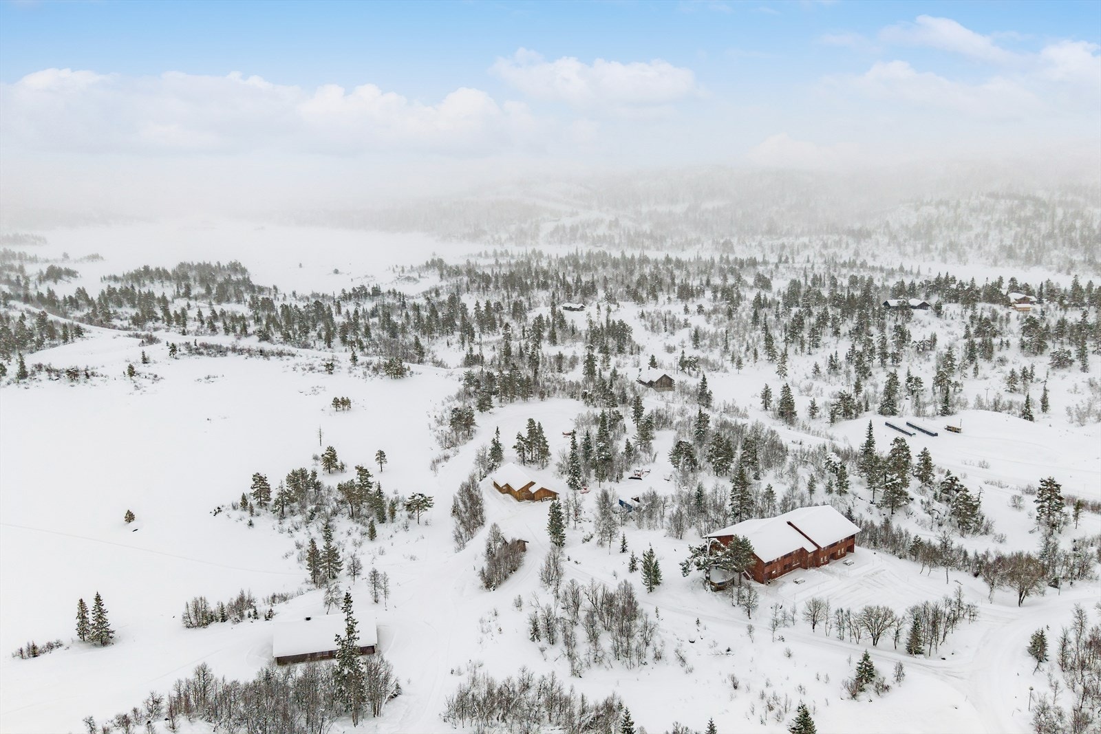 For daglige ærend ligger både Dalen i Telemark og Valle i Setesdal ca. 20-30 minutter unna, med dagligvarebutikker og nødvendige servicetilbud. Galleribilde