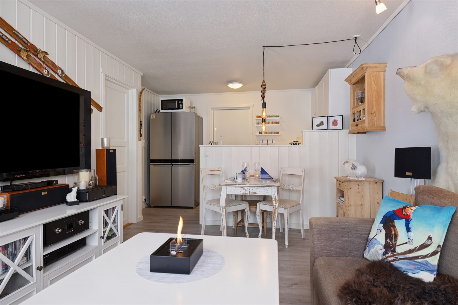 Luftig romfølelse som gir rom for både sofagruppe, tv-møblement. Galleribilde