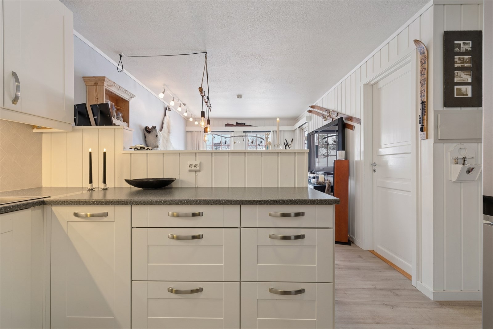 Det er ikke montert komfyrvakt over kokesone eller vannstoppersystem i kjøkkenbenk. Galleribilde