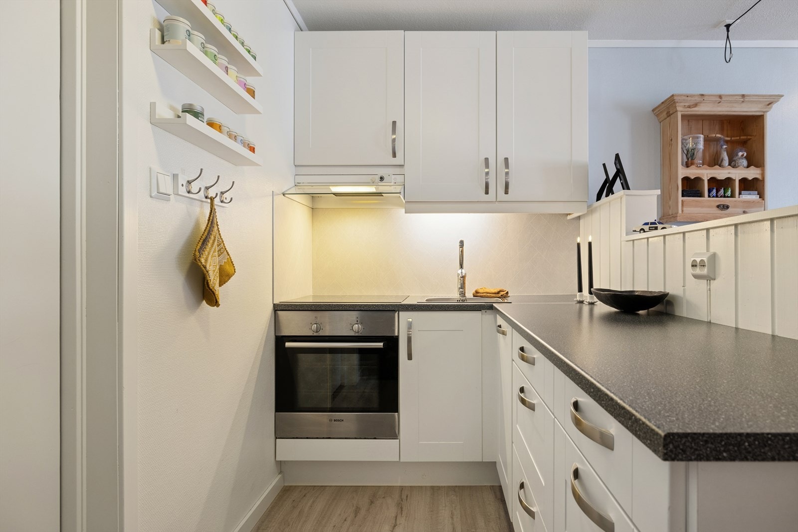 Mekanisk avtrekk. God skap- og benkeplass, det er lagt opp for både matlaging og sosialt samvær. Galleribilde