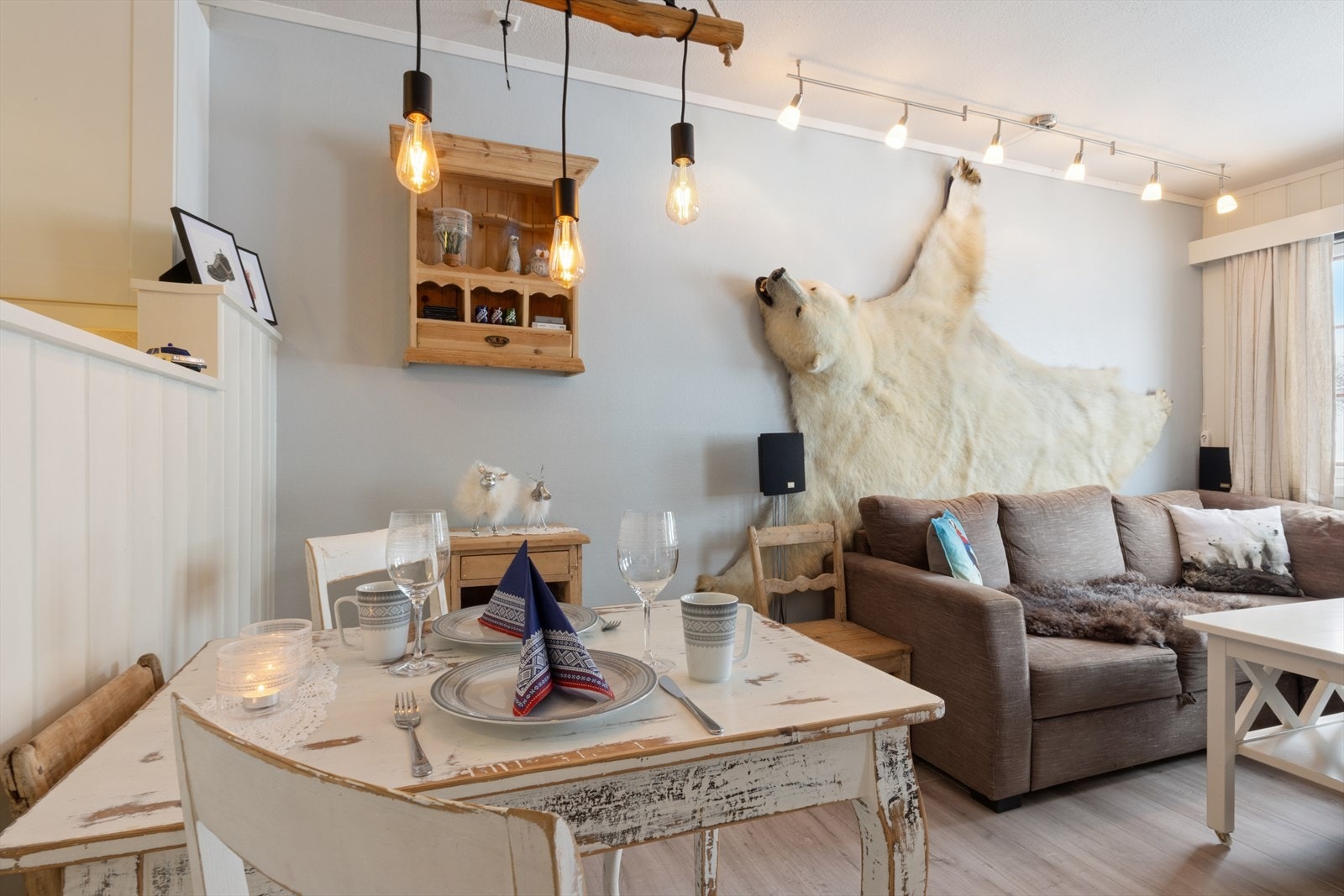 Spiseplassen inviterer til rolige morgener med kaffe eller raske måltider. Galleribilde