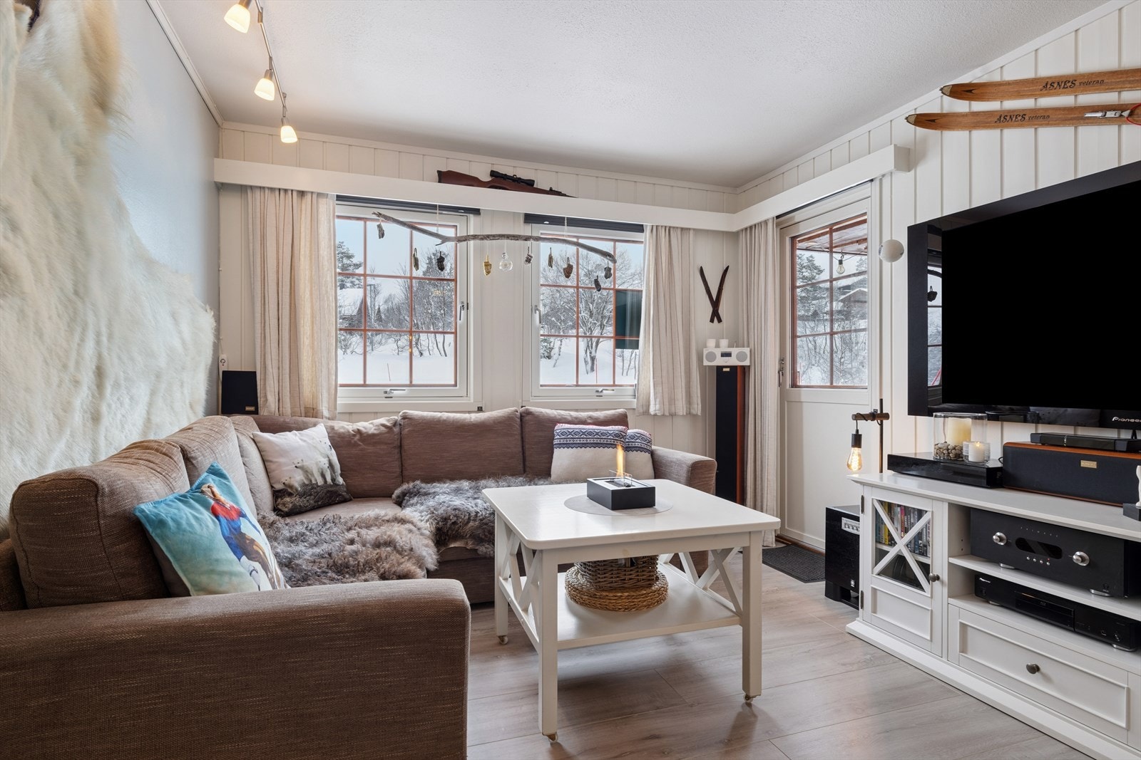 Dette skaper en luftig romfølelse og gir rom for både sofagruppe, tv-møblement. Galleribilde