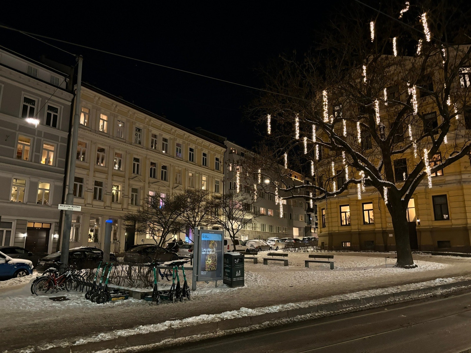 Margrete Munthes Plass rett utenfor stuevinduet Galleribilde