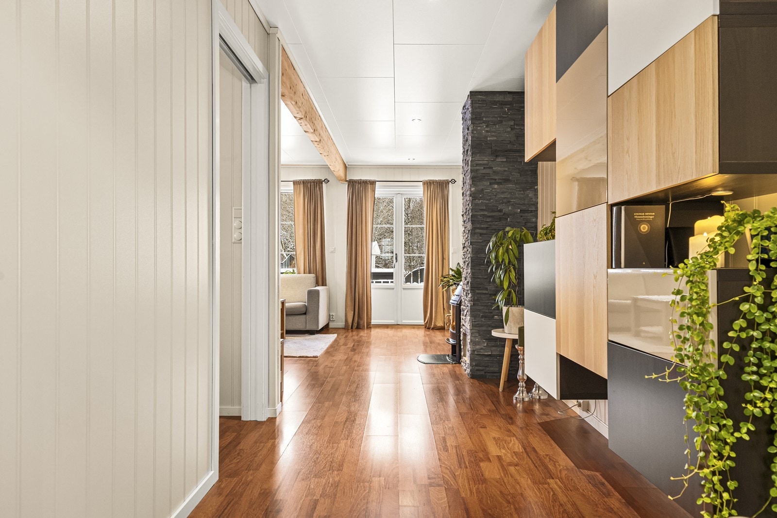 Videre inn i boligen kommer vi til stuen, som har gjennomgående laminatgulv. Galleribilde