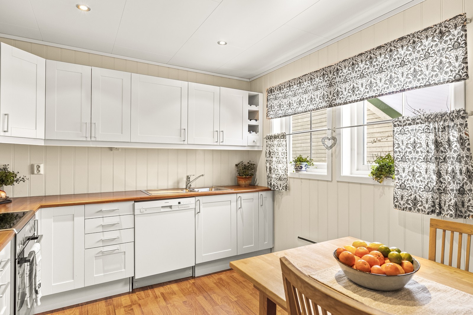 Det romslige kjøkkenet, ligger separat, og har en pen innredning fra Marbodal med profilerte fronter og laminerte benkeplater. Galleribilde