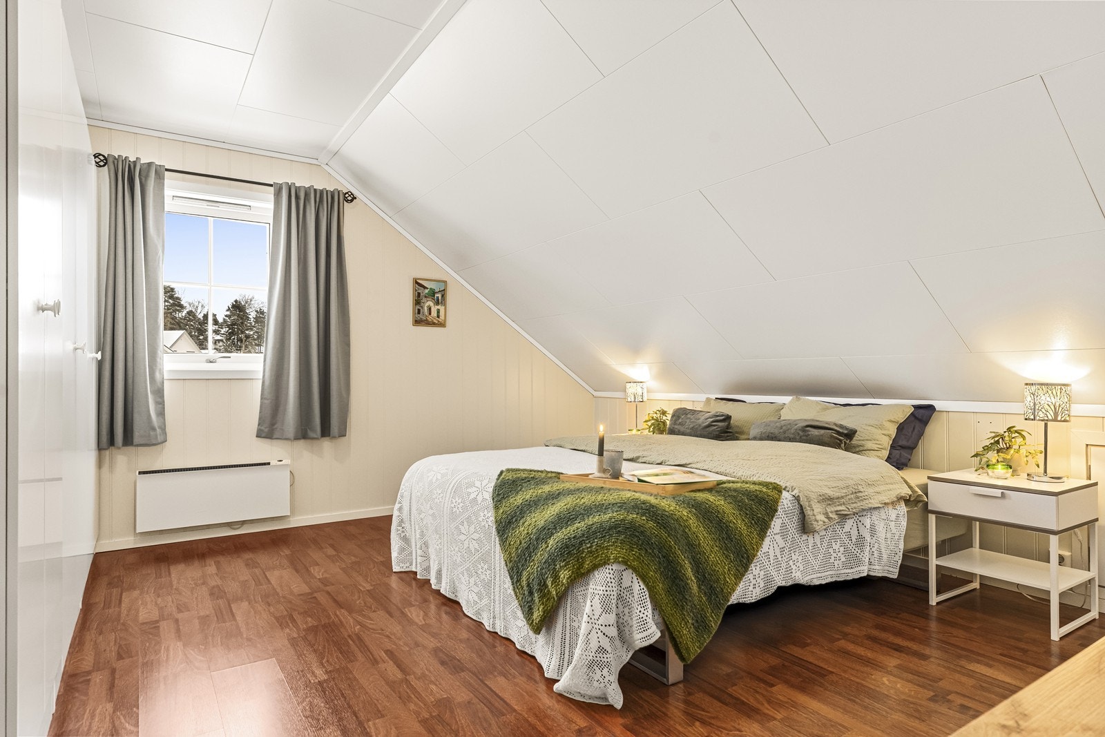 Andre etasje inneholder to soverom. Hovedsoverommet har god plass til dobbeltseng. Galleribilde