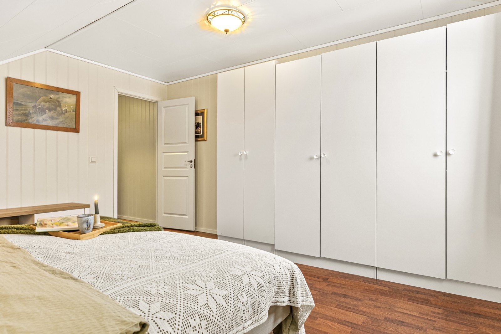 En hel garderobevegg gir rikelig med oppbevaringsplass. Galleribilde