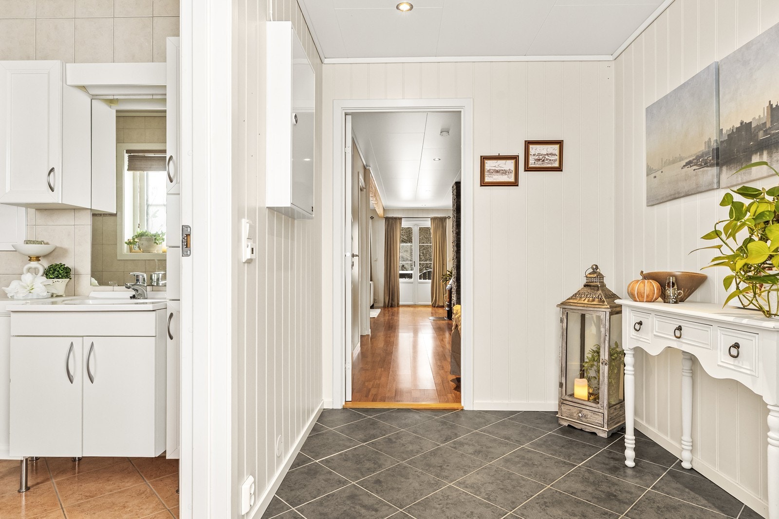 Fra gangen er det adkomst til badet og videre inn mot stuen og kjøkkenet. Galleribilde