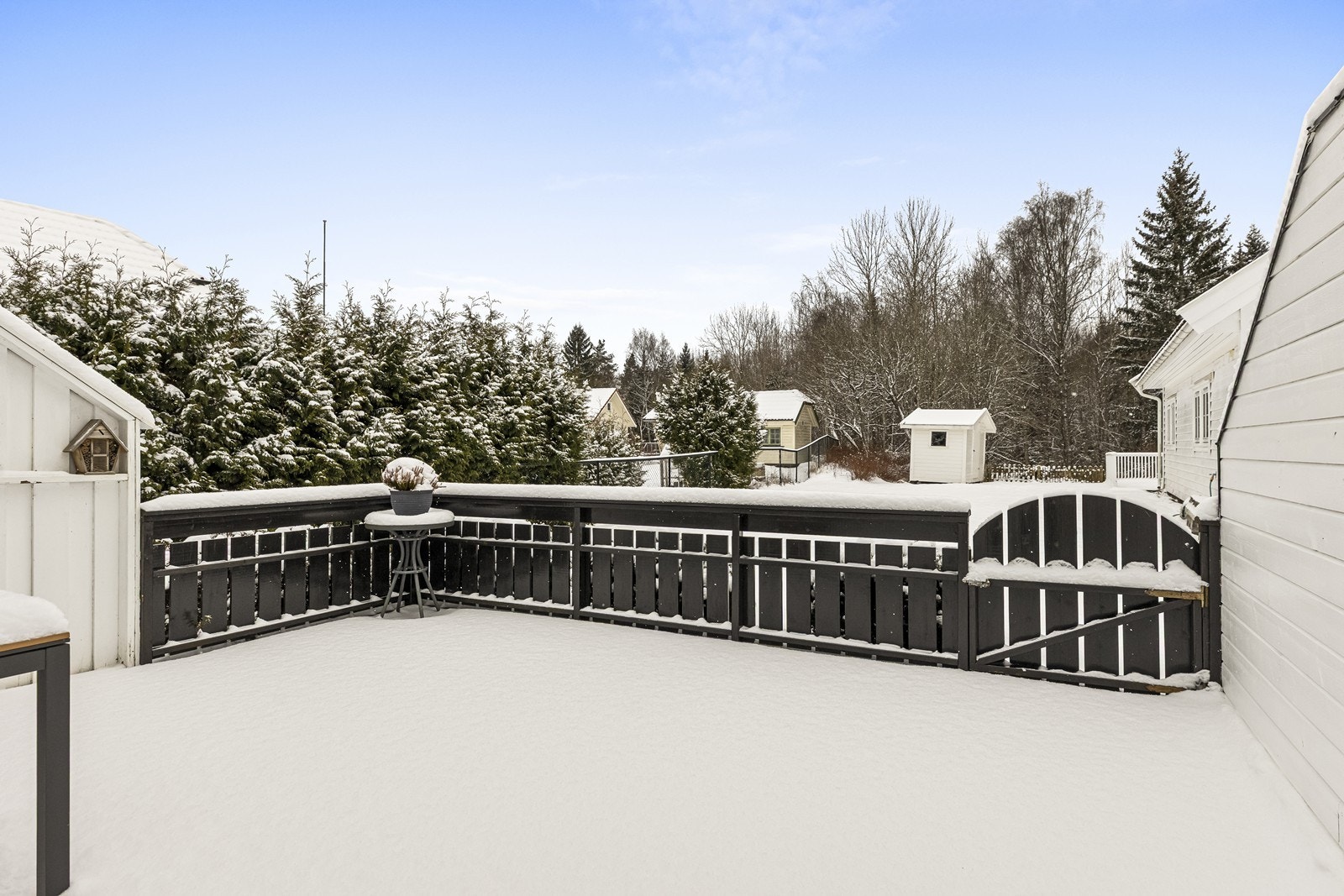 Boligen har en romslig terrasse på 20 m² og nærhet til skog og mark. Galleribilde