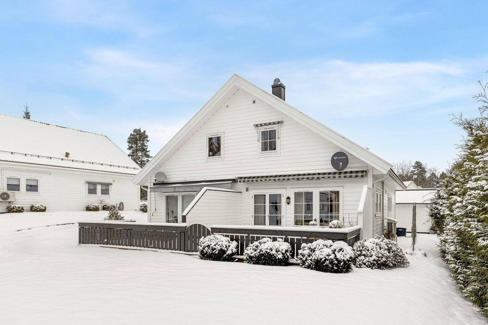 En innholdsrik halvpart av en vertikaldelt tomannsbolig fra 2005, med fasader sist overflatebehandlet i 2022. Galleribilde