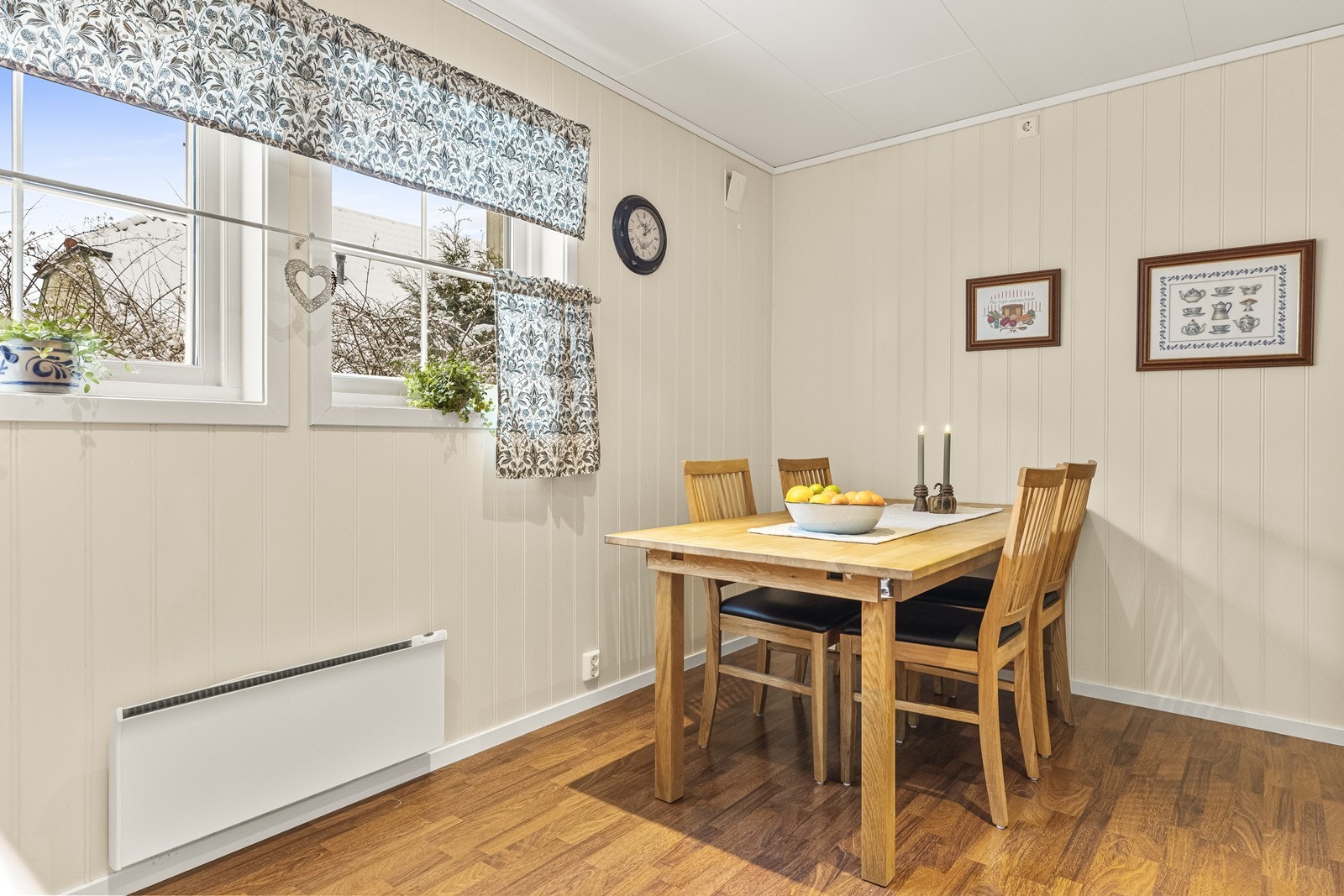 Innfelte downlights i himlingen gir god belysning på kjøkkenet, i tillegg til godt lysinnslipp av dagslys gjennom vinduene. Galleribilde