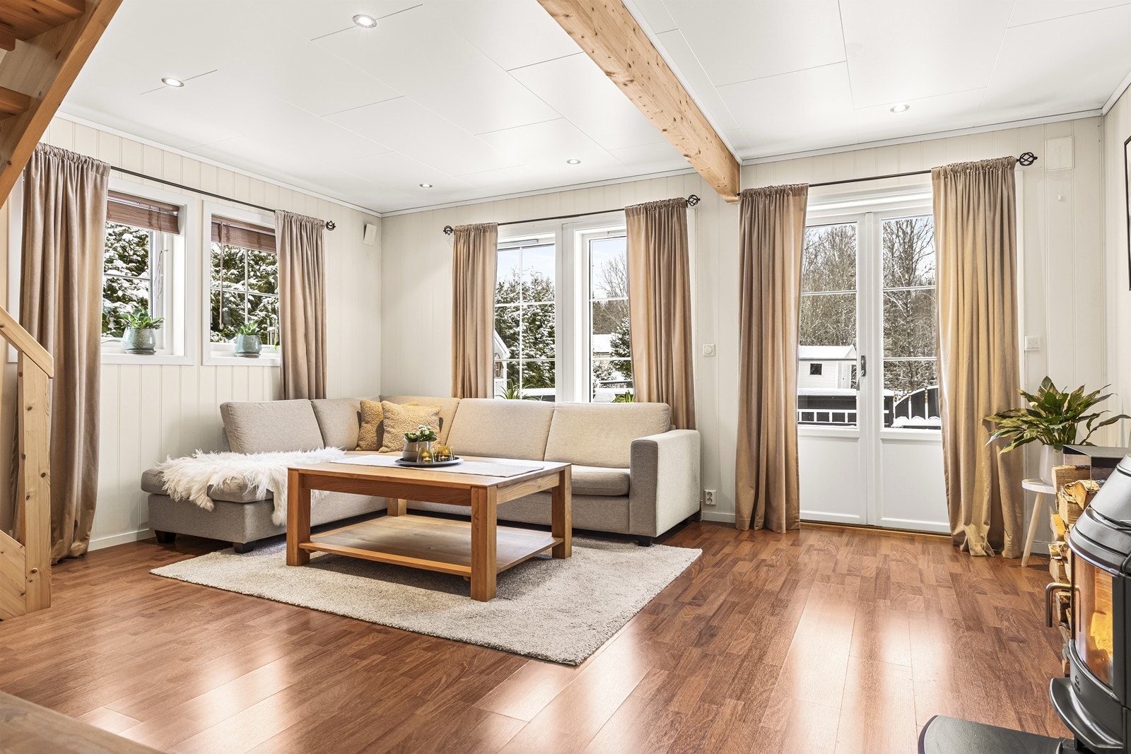 Fra stuen er det direkte utgang til den store terrassen og uteområdet. Galleribilde