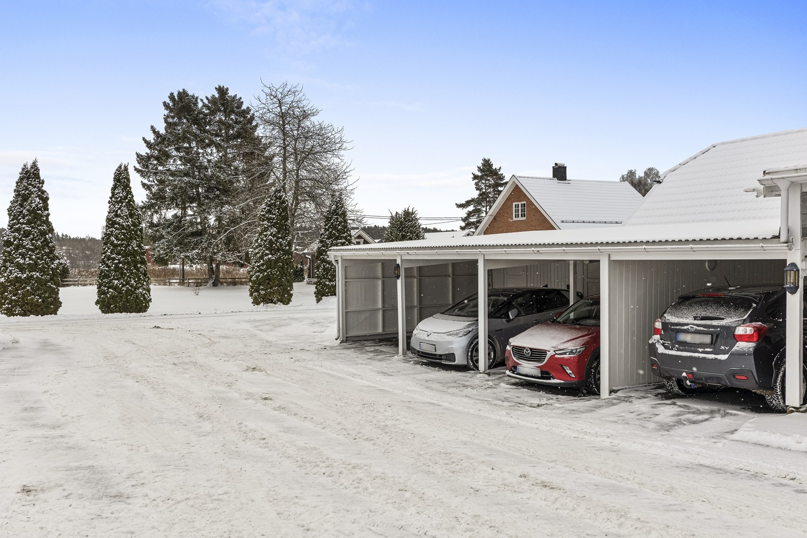 Det medfølger en oppstillingsplass i felles carportanlegg, med tilhørende bod på ca. 5 m². Galleribilde
