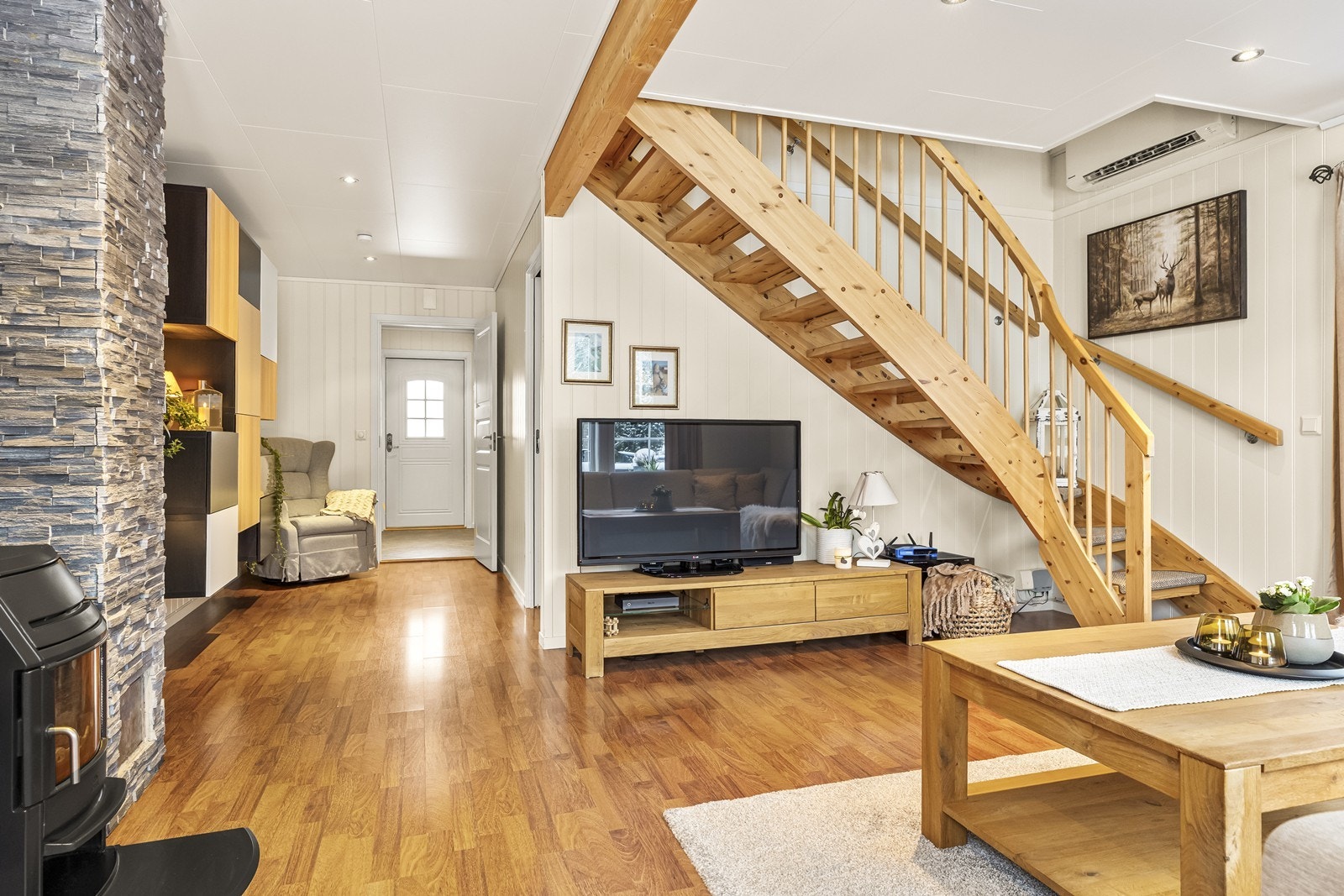 I trappegangen er det en luft-til-luft varmepumpe, installert i 2022, for effektiv oppvarming. Galleribilde