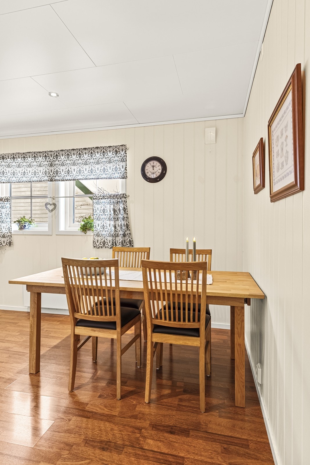 Kjøkkenet har en naturlig plass for en hyggelig spiseplass ved vinduet. Galleribilde