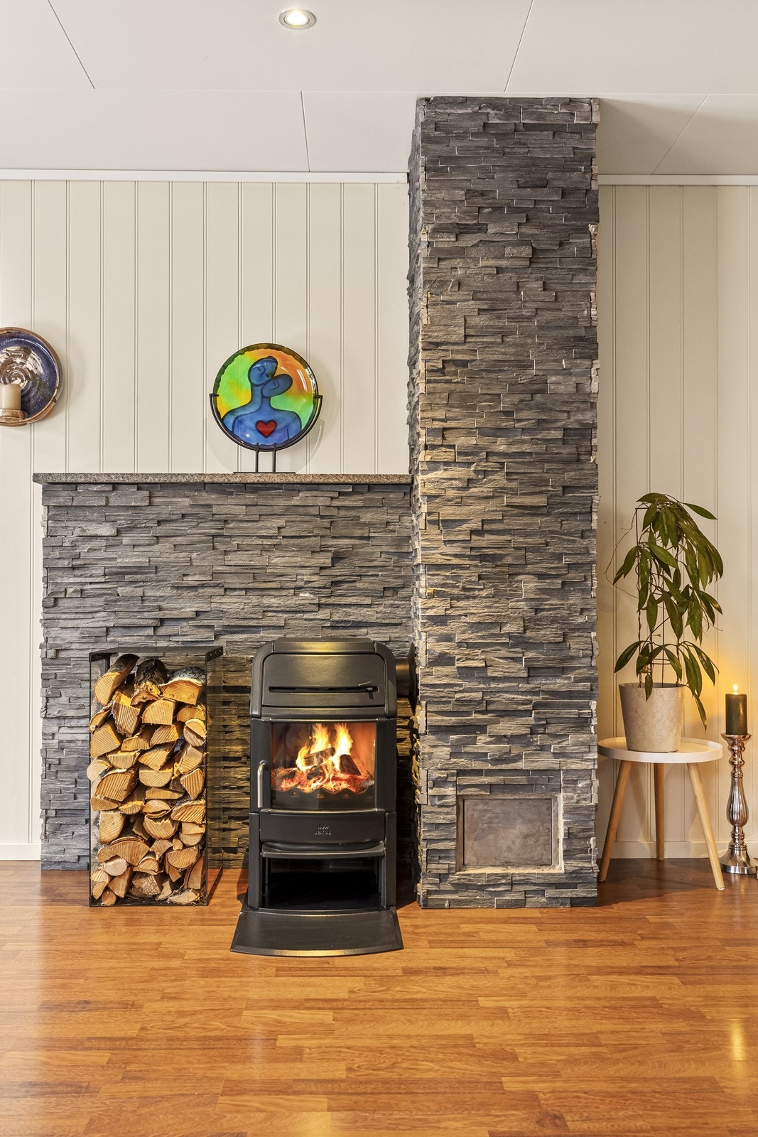 Peisovnen er installert i en forblendet elementpipe og skaper en lun atmosfære. Galleribilde