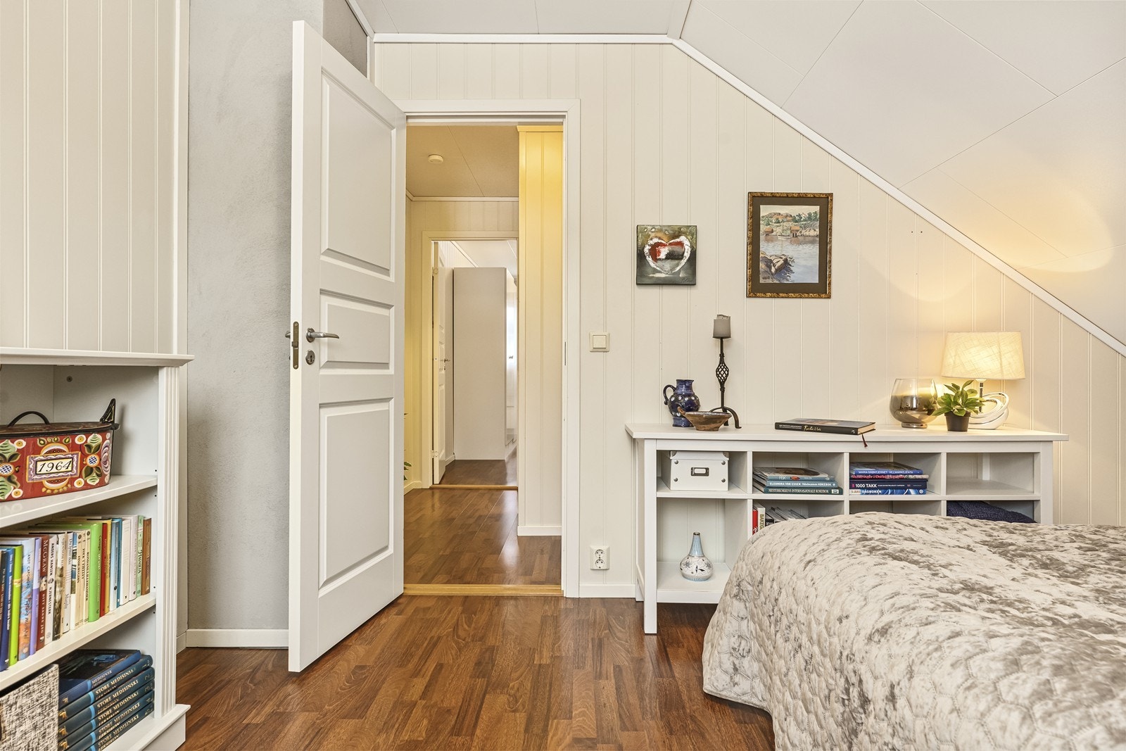 Også her er det laminatgulv og malte panelplater på veggene. Galleribilde