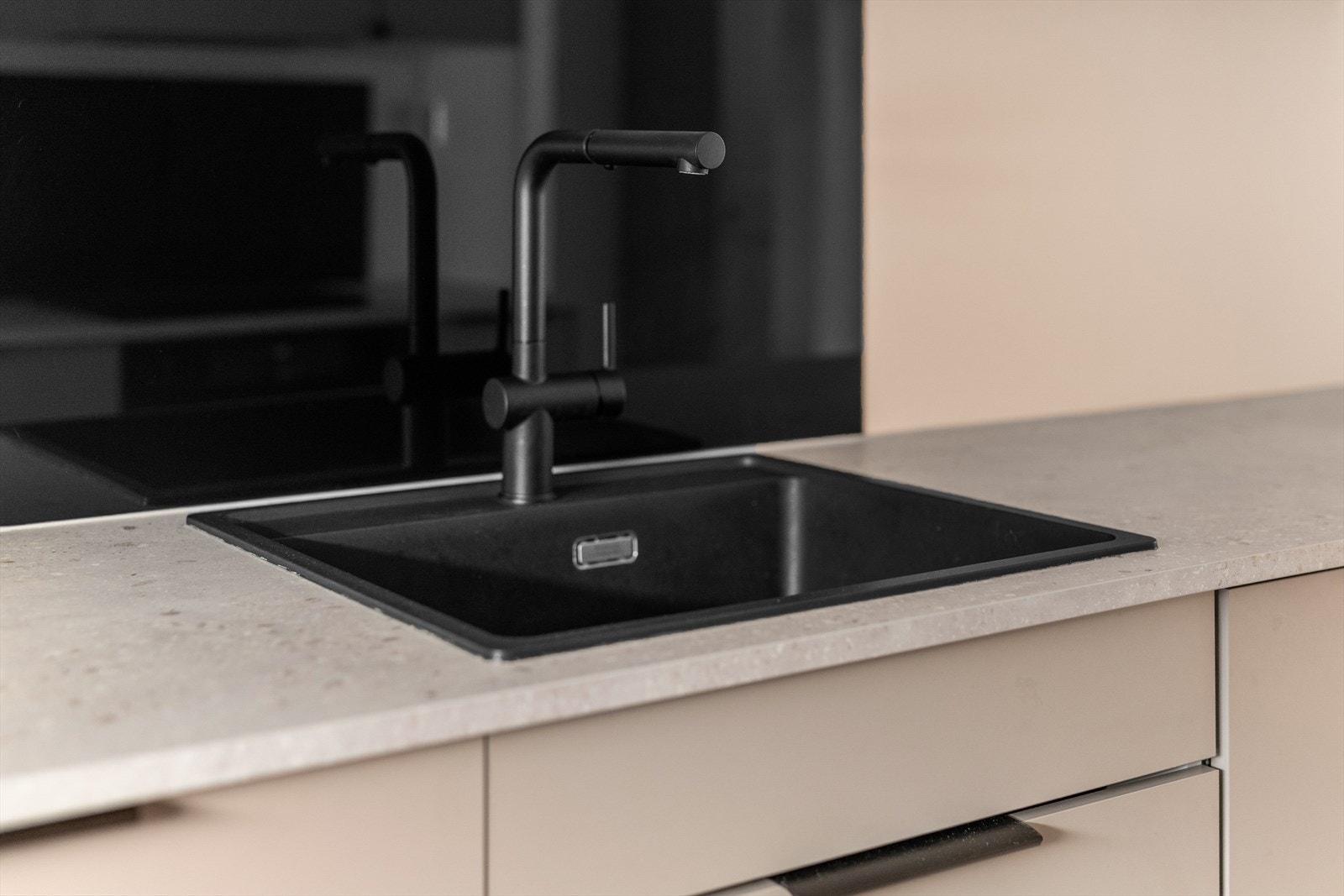 Over oppvask- og kokesone er det montert beskyttelsesplater på vegg. Over kokesonen er det også montert kjøkkenventilator med kullfilter. Galleribilde