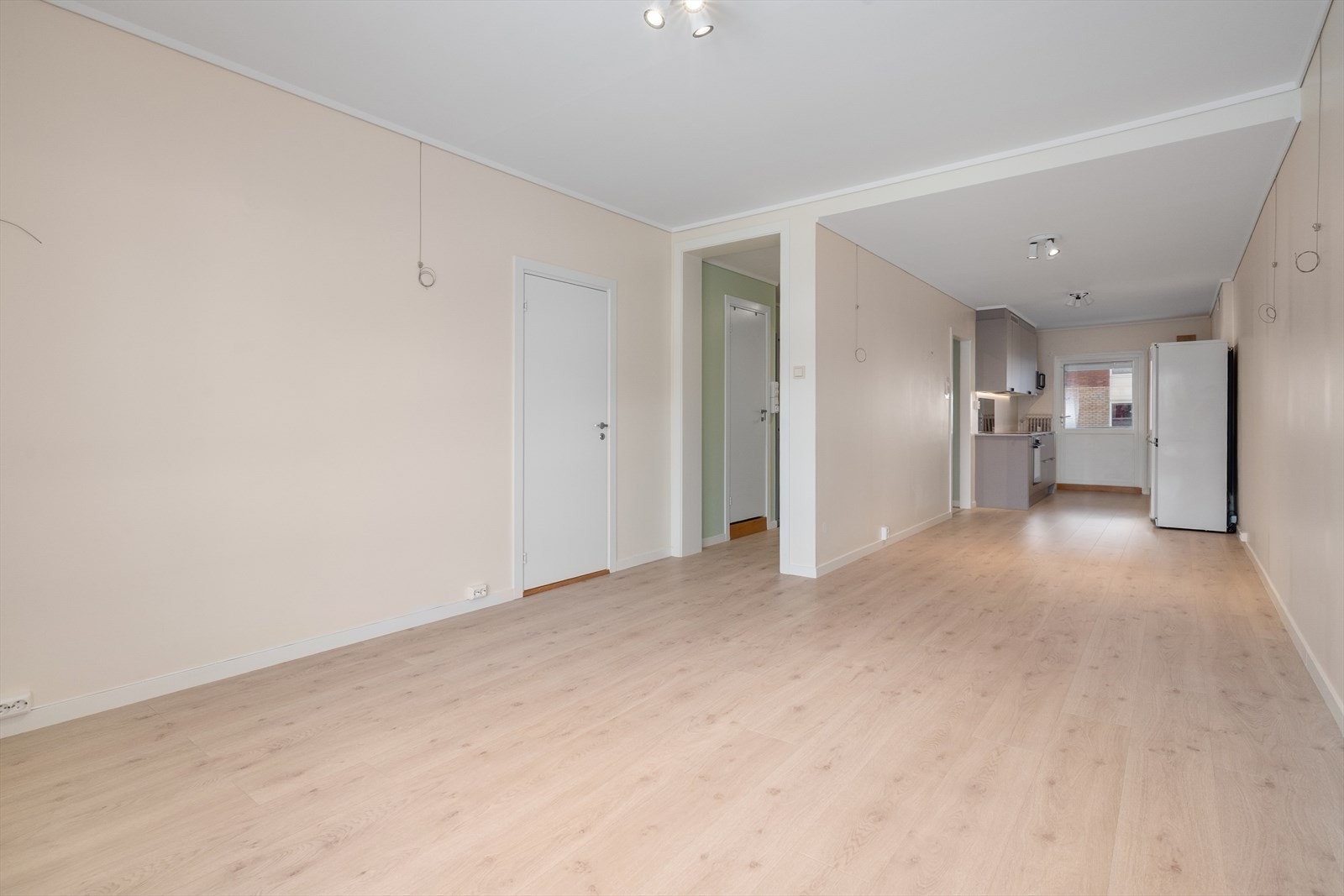 Den åpne løsningen gir fine soner for møblering og skaper et fint, sosialt samspill mellom sonene. Oppvarming via radiatorer i leiligheten. Galleribilde