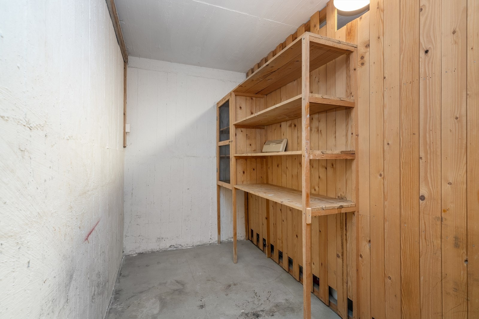 Leiligheten disponerer i tillegg to boder i kjeller og én biloppstillingsplass ved inngangspartiet. Det er mulighet for lading av elbil i borettslaget. Galleribilde