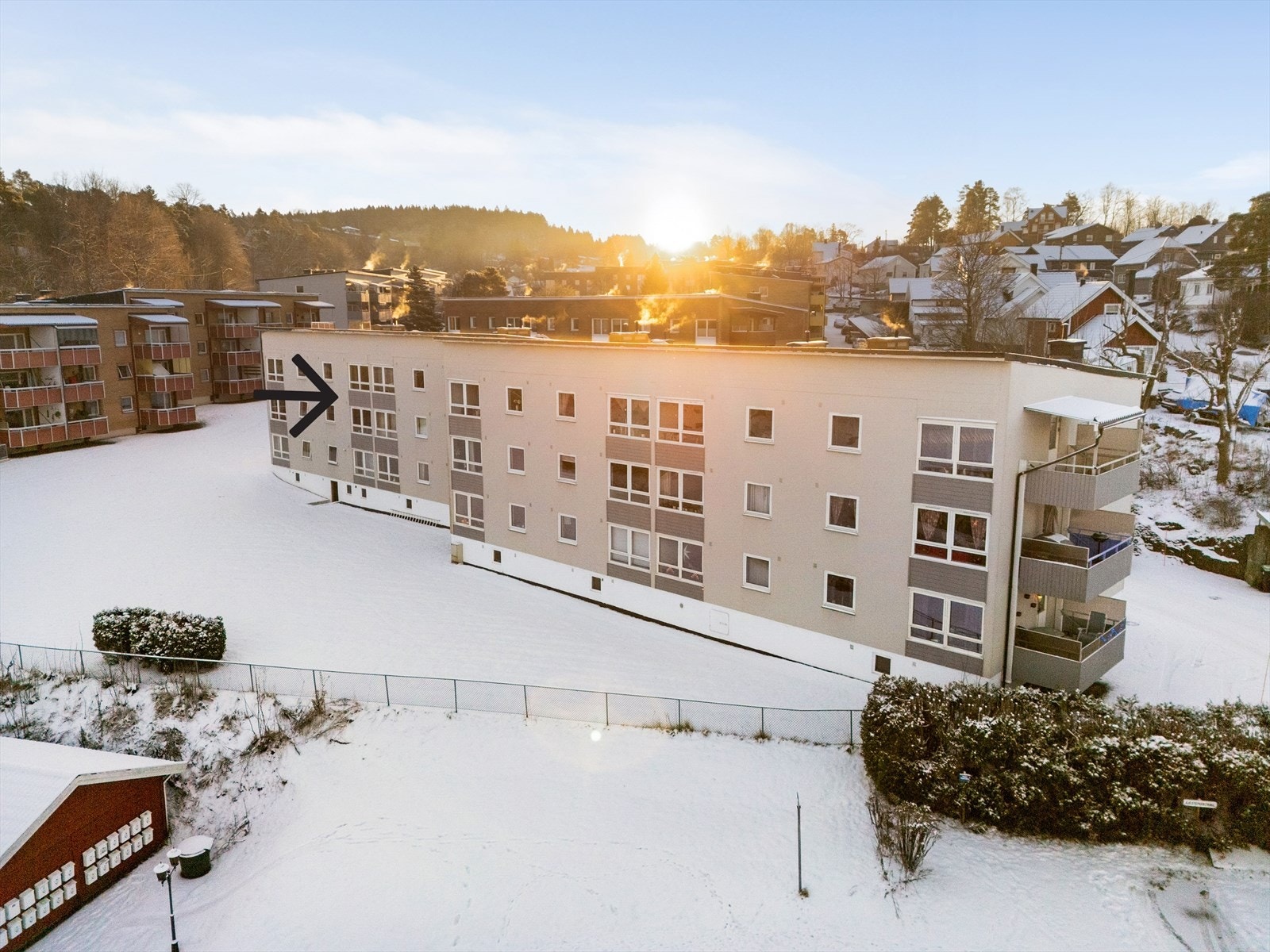 Området består av flere borettslag, og mellom dem er det opparbeidet et stort og flott grøntområde med sittegrupper og god plass til lek og ballspill. Galleribilde