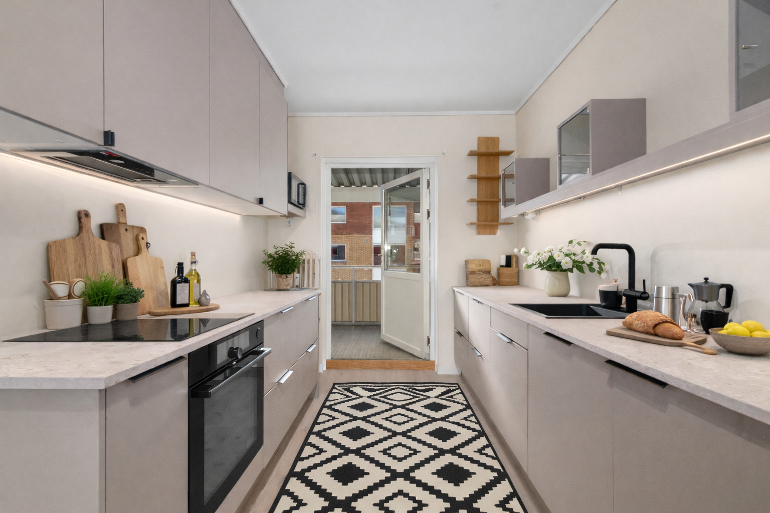 Delikat kjøkken i åpen løsning med ny kjøkkeninnredning fra 2025. Bildet/rommet er digitalt møblert med AI, og er ment som et inspirasjonsbilde. Avvik vil forekomme. Galleribilde