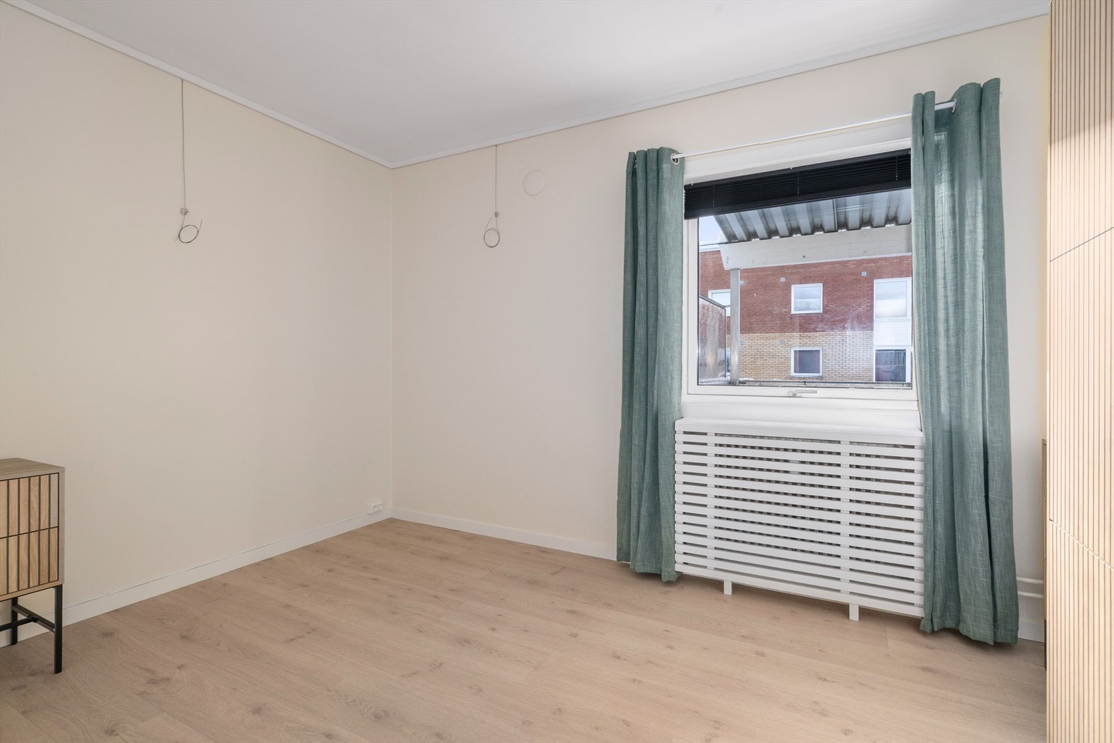 Det ene soverommet har plassbygd garderobeskap for klesoppbevaring, med nye og pene fronter. Oppvarming via radiatorer. Galleribilde