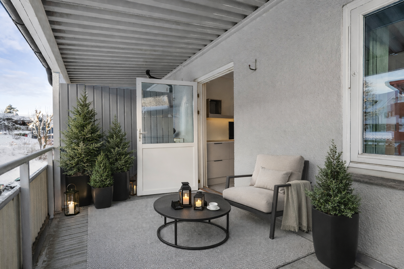 Romslig og usjenert sydvendt balkong med takoverbygg. Bildet/rommet er digitalt møblert med AI, og er ment som et inspirasjonsbilde. Avvik vil forekomme. Galleribilde