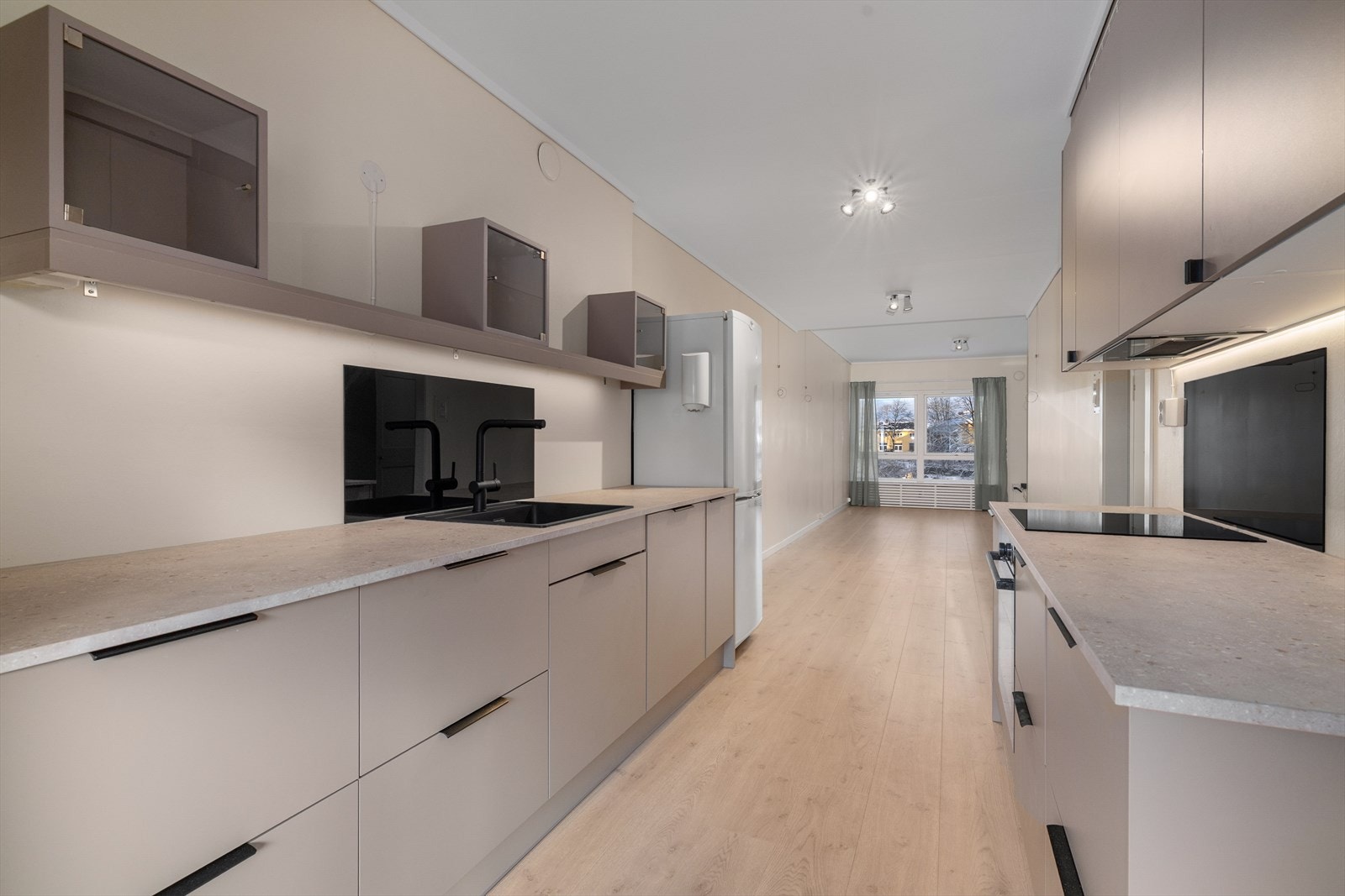 Flott benkeplate i laminat/kompositt med gode arbeidsflater, nedfelt platetopp og oppvaskkum i kompositt. Avsatt plass til frittstående kjøleskap. Galleribilde