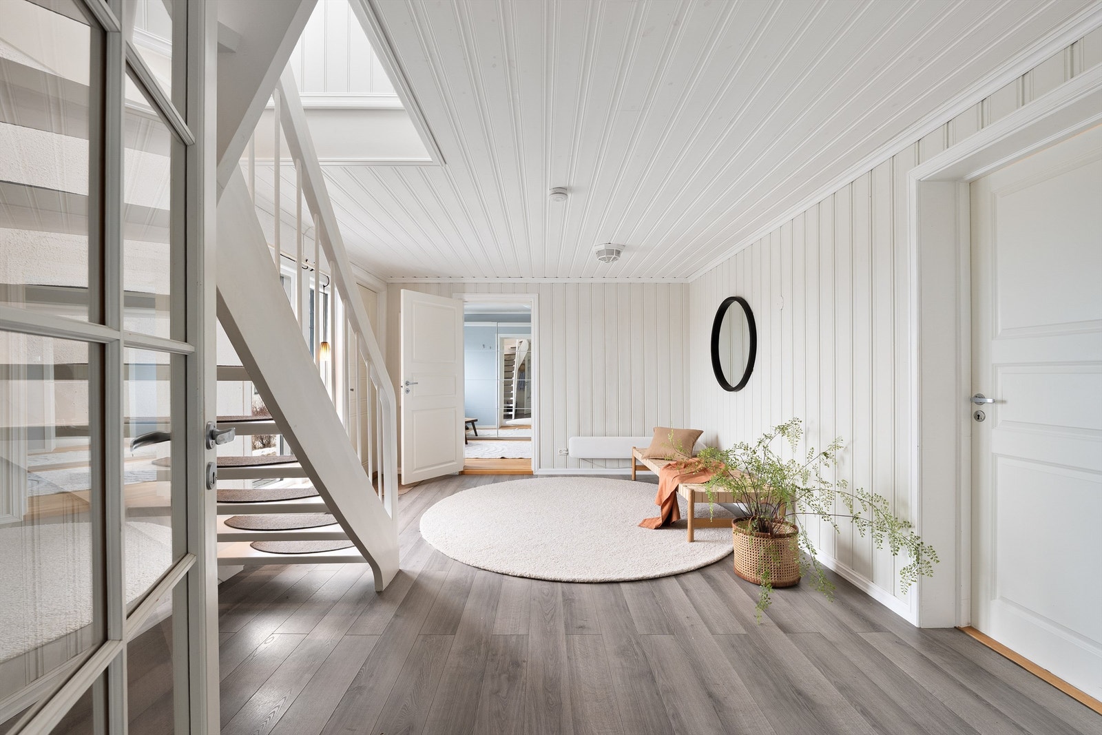 Flere rom i underetasjen er i tidligere år innredet uten at søknad eller godkjenning av bruksendring foreligger, deriblant hallen som opprinnelig var del av bod og vaske-/tørkerom. Galleribilde