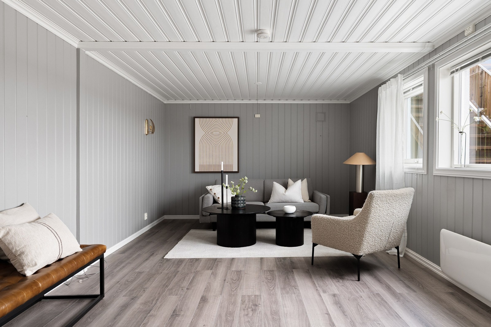 Dette rommet innenfor hallen er byggemeldt som hobbyrom, men benyttes som kjellerstue. Rommet er ikke godkjent bruksendret eller til varig opphold. Galleribilde