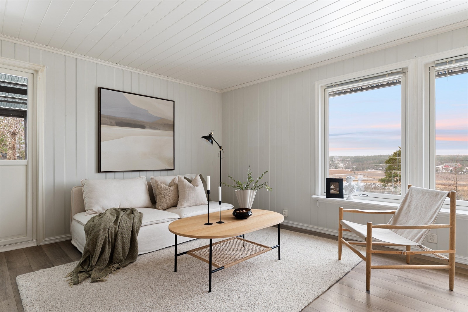 Gjennom stuevinduene sees vid og langstrakt utsikt mot vest. Galleribilde